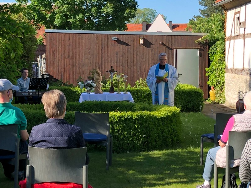 Maiandacht im Pfarrgarten