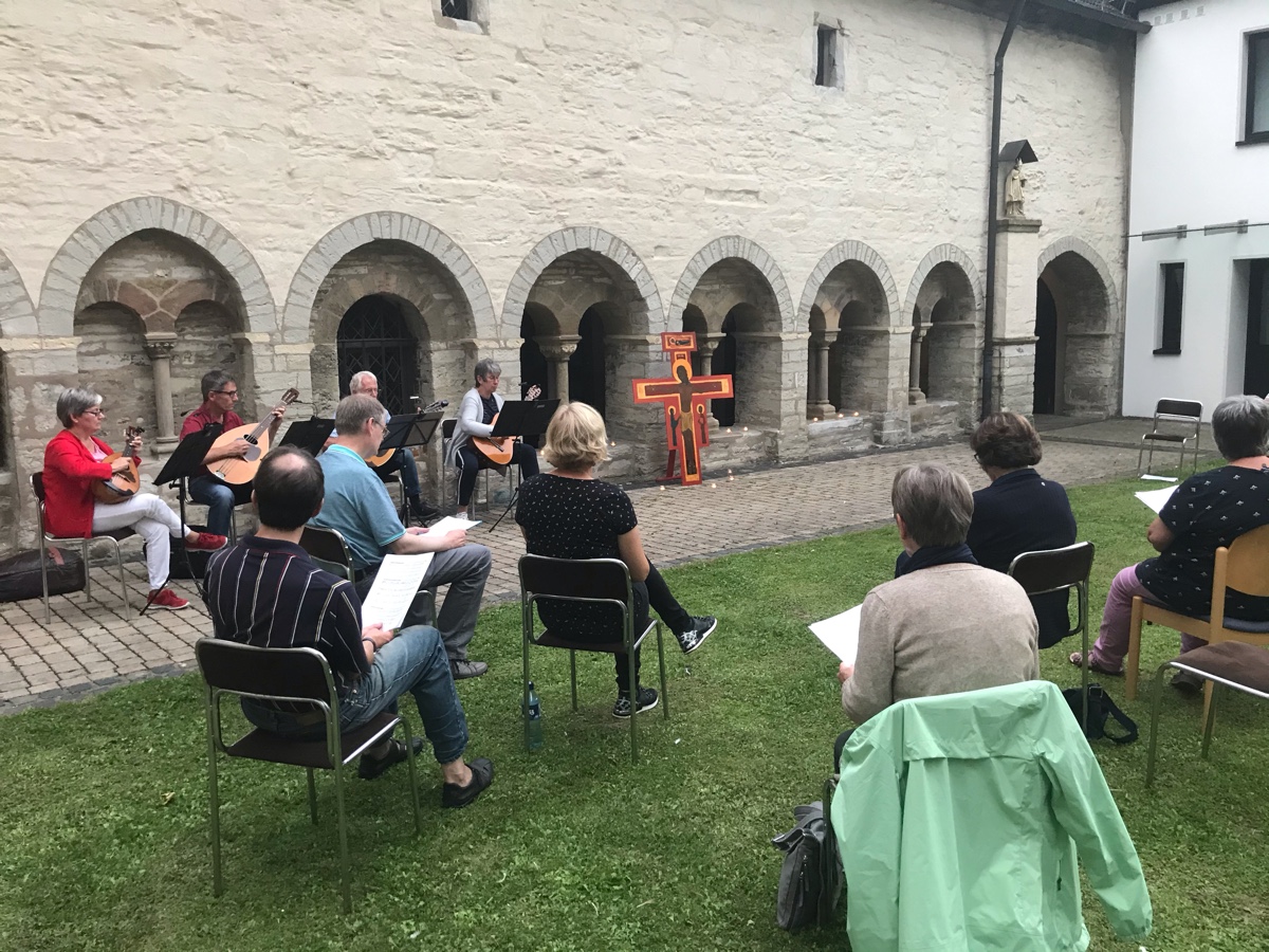 Taizegebet im Stifts-Innenhof